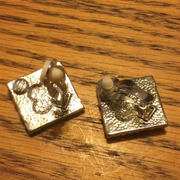Vintage clip on earrings - Picture 2 of 2
